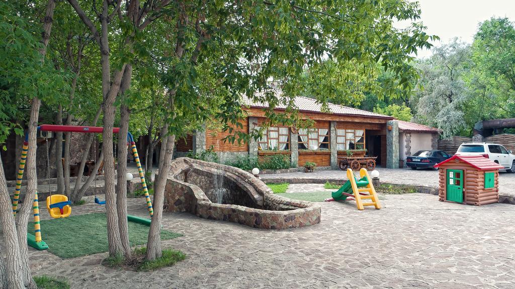 Hotel Edem Karagandy Esterno foto