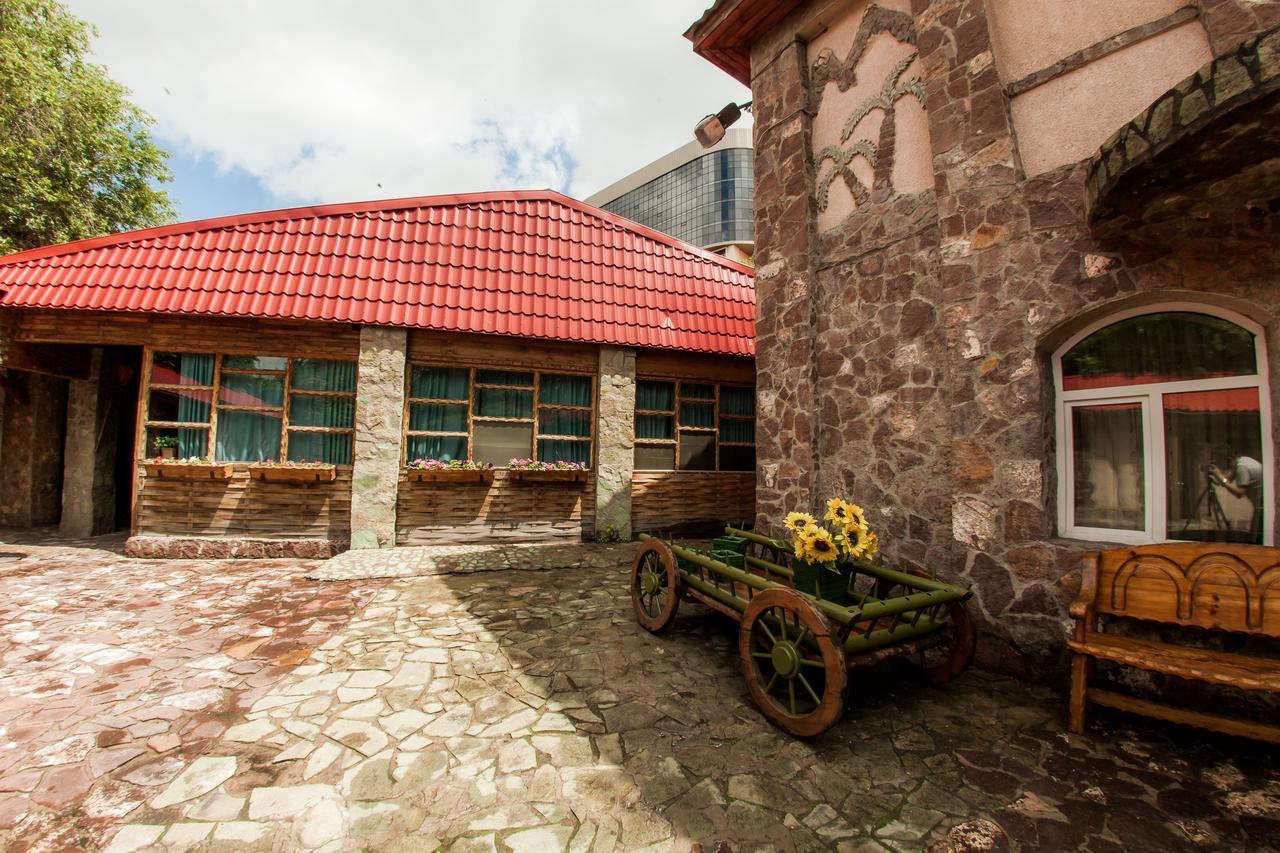 Hotel Edem Karagandy Esterno foto