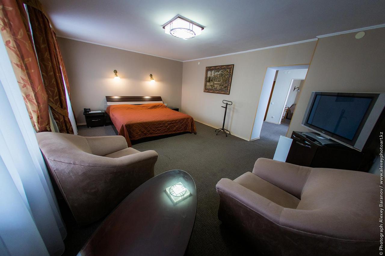 Hotel Edem Karagandy Esterno foto